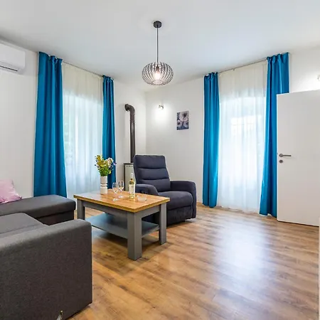 Lovely In With Sauna Casa de Férias Zlobin